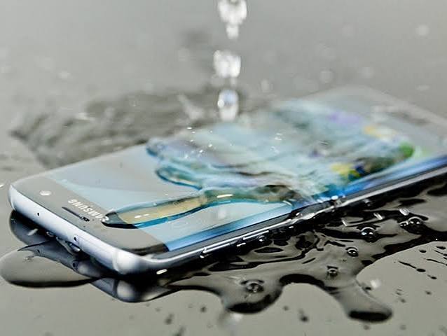 Se te mojó el celular: qué hacer en los primeros minutos (y qué NO hacer)